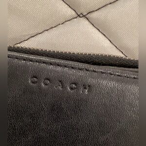 VTG Coach  Black Leather Bi Fold  Embossed Logo unisex
